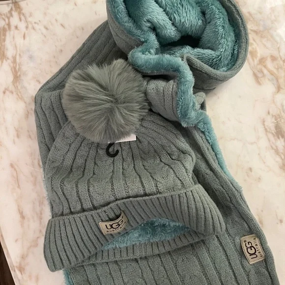 - UGG Sweather Weather Vintage Green  Fleece  pom pom hat infinity scarf set NWT - Picture 2 of 6